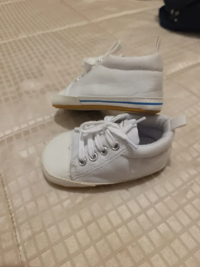 Zapatos de bebé blancos