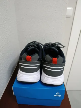 Zapatillas deportivas grises y rojas