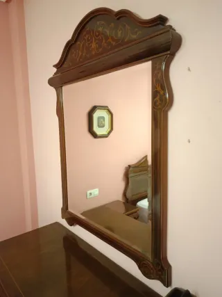 Muebles habitacion. Cómoda clásica de madera oscur