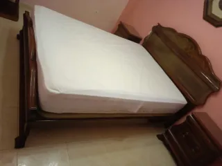 Muebles habitacion. Cómoda clásica de madera oscur