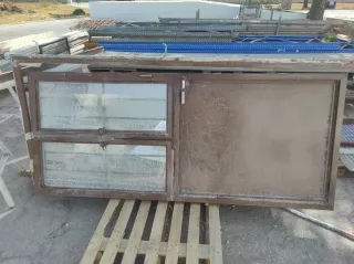 Puerta con reja y ventana.
Alto 220 x ancho 99