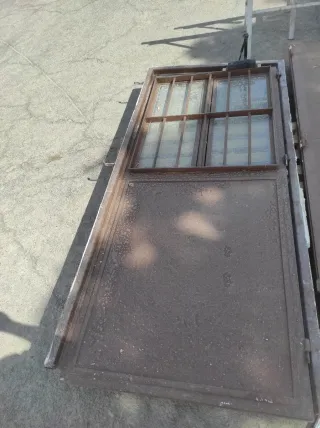 Puerta con reja y ventana.
Alto 220 x ancho 99