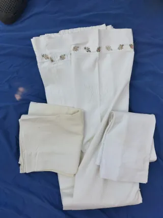 Sábana con iniciales bordadas multicolor