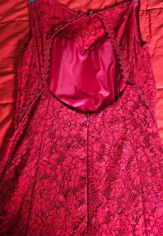 Vestido de fiesta rojo de encaje