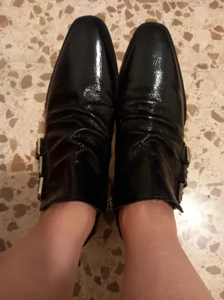 Botines negros charol hebillas