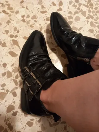 Botines negros charol hebillas