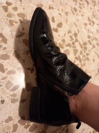 Botines negros charol hebillas