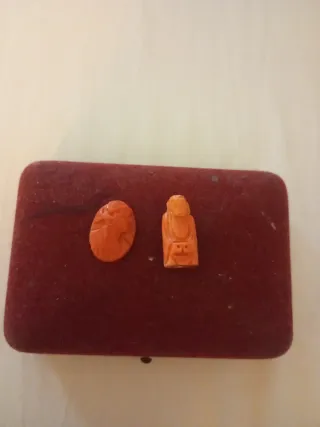 Dos piezas talladas de coral antiguo para joyas