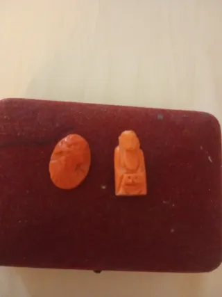 Dos piezas talladas de coral antiguo para joyas