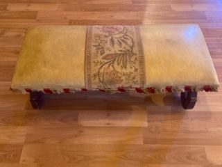Banco antiguo tapizado floral