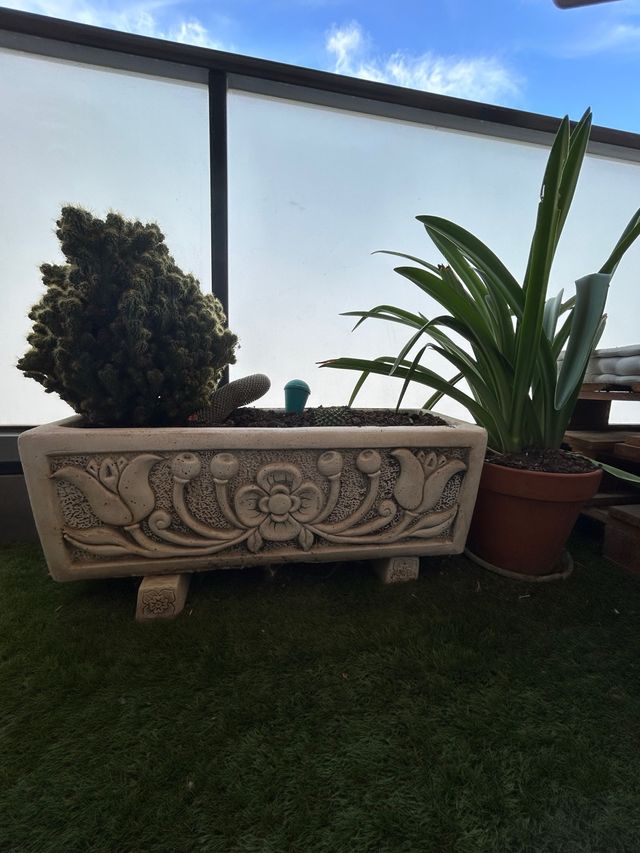 Macetero piedra decorado beige