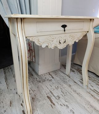 Mesita auxiliar de madera blanca