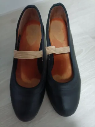 Zapatos negros tacón con tira elástica