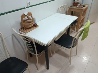 Mesa de cocina con 4 sillas