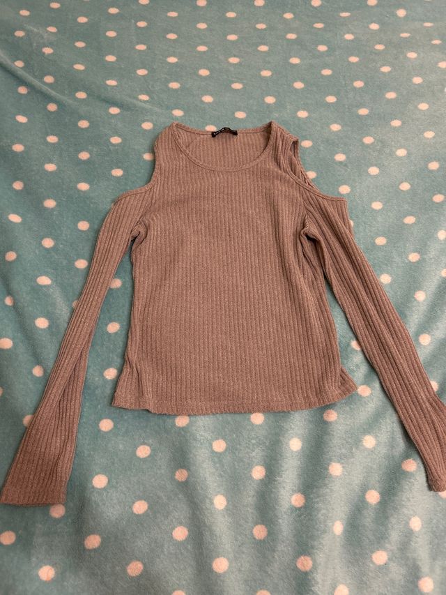 Camiseta gris con hombros descubiertos