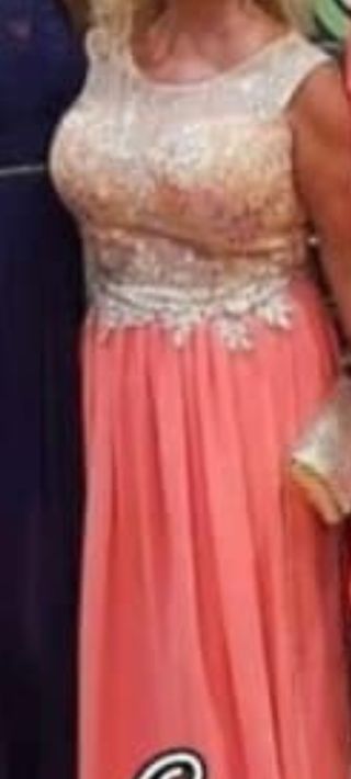 Vestido de fiesta dorado y rosa
