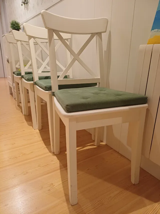 4 Sillas Ikea Blancas con Cojines Verdes