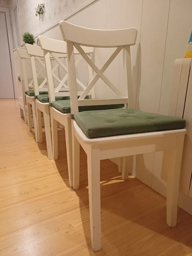 4 Sillas Ikea Blancas con Cojines Verdes
