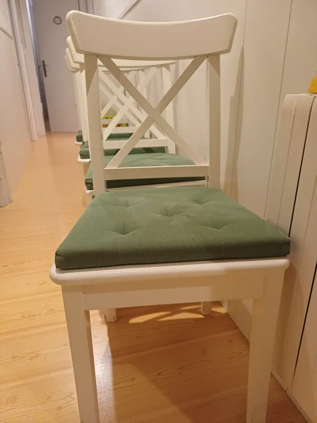 4 Sillas Ikea Blancas con Cojines Verdes