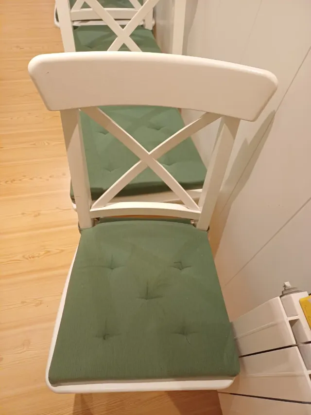 4 Sillas Ikea Blancas con Cojines Verdes