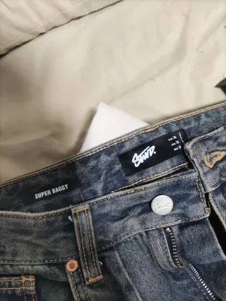 Pantalones baggy vaqueros con diseño