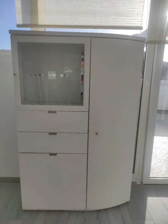 Mueble bar blanco y madera con espejo