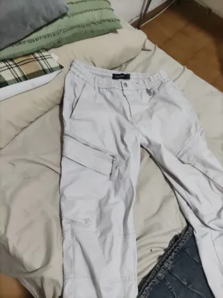 Pantalones cargo Pull and Bear beige