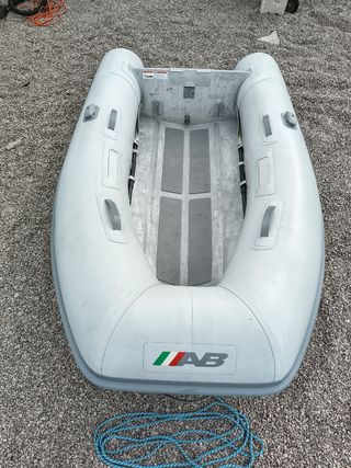 Semirrígida AB seminueva. Modelo "UL 8" Hipalón