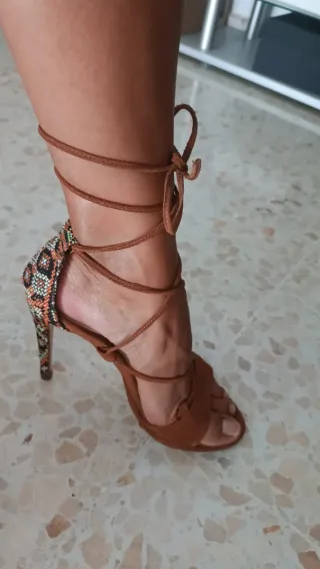Zapatos de tacón marrón con tiras