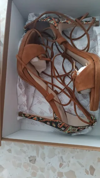 Zapatos de tacón marrón con tiras
