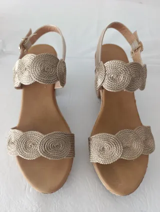 Sandalias doradas con detalle trenzado