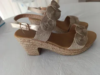Sandalias doradas con detalle trenzado