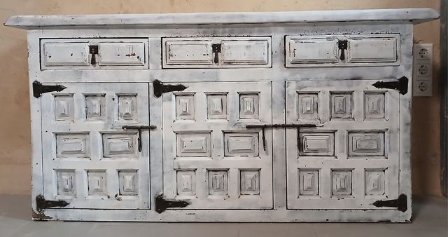 Aparador de madera blanco y negro