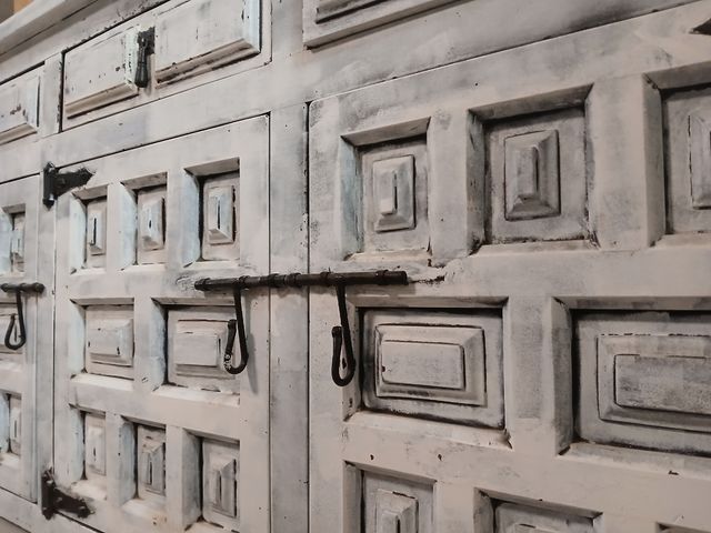 Aparador de madera blanco y negro