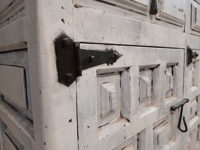 Aparador de madera blanco y negro