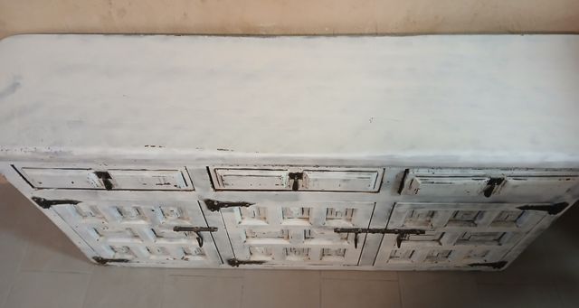 Aparador de madera blanco y negro