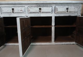 Aparador de madera blanco y negro