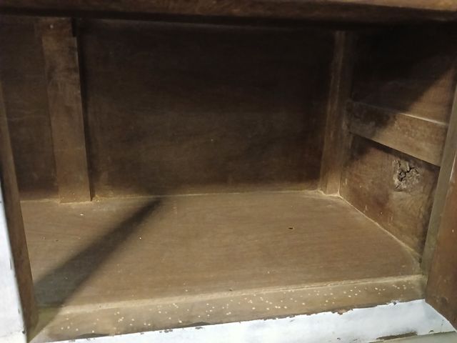 Aparador de madera blanco y negro