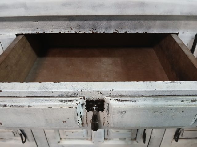 Aparador de madera blanco y negro