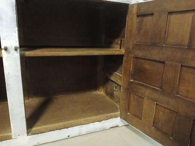 Aparador de madera blanco y negro