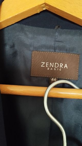Traje chaqueta azul marino y dos faldas.