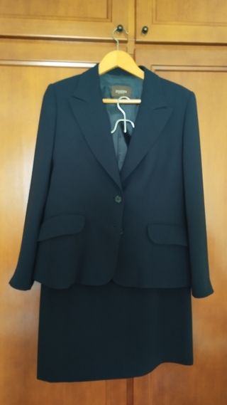 Traje chaqueta azul marino y dos faldas.