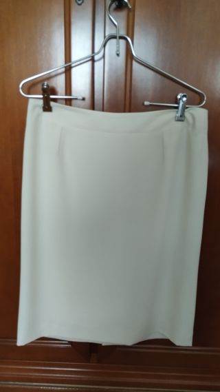 Traje chaqueta azul marino y dos faldas.