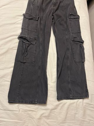 Pantalones cargo grises Bershka