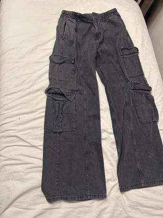 Pantalones cargo grises Bershka