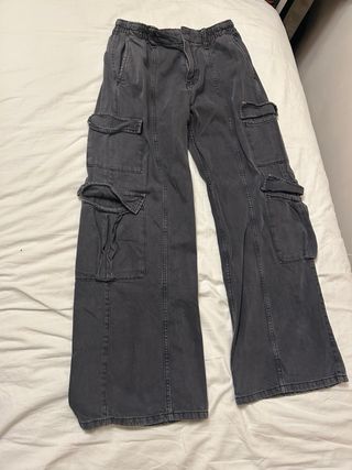 Pantalones cargo grises Bershka
