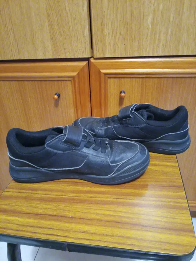 Zapatos negros con velcro Talla 34
