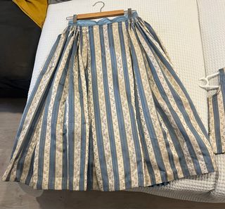 traje de Fallera Niña Azul y beige con flores rosa