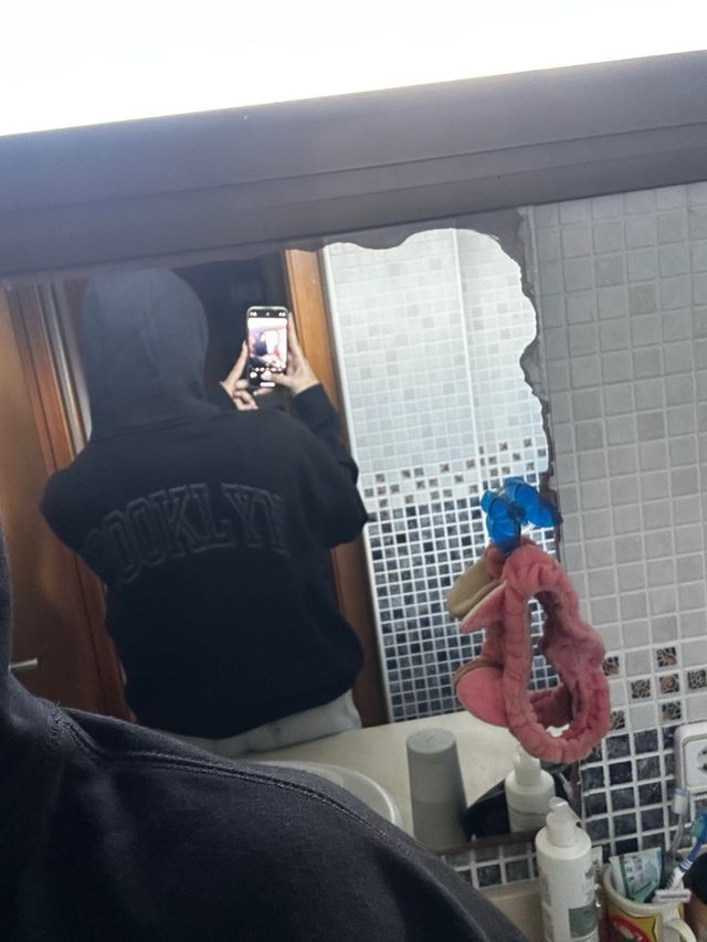 Sudadera negra con capucha