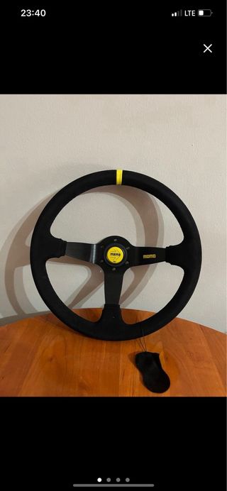 Volante desplazado momo